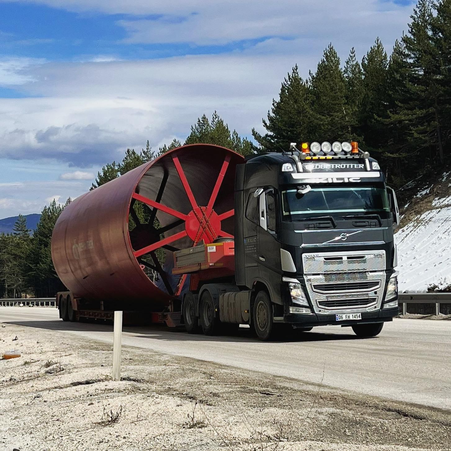Kılıç Volvo aracıyla silindirik ağır yük taşıması